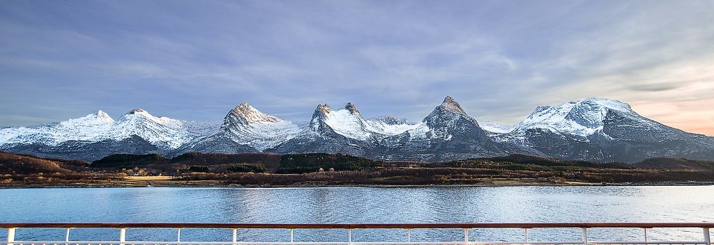 De sju systrarna/De syv sostre Alstenoya Norge isberg i fjärran och livboj ombord fartygsdäck