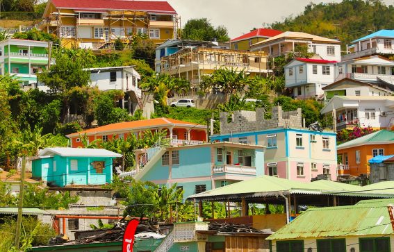 färgglada hus på Dominica Roseau Karibien