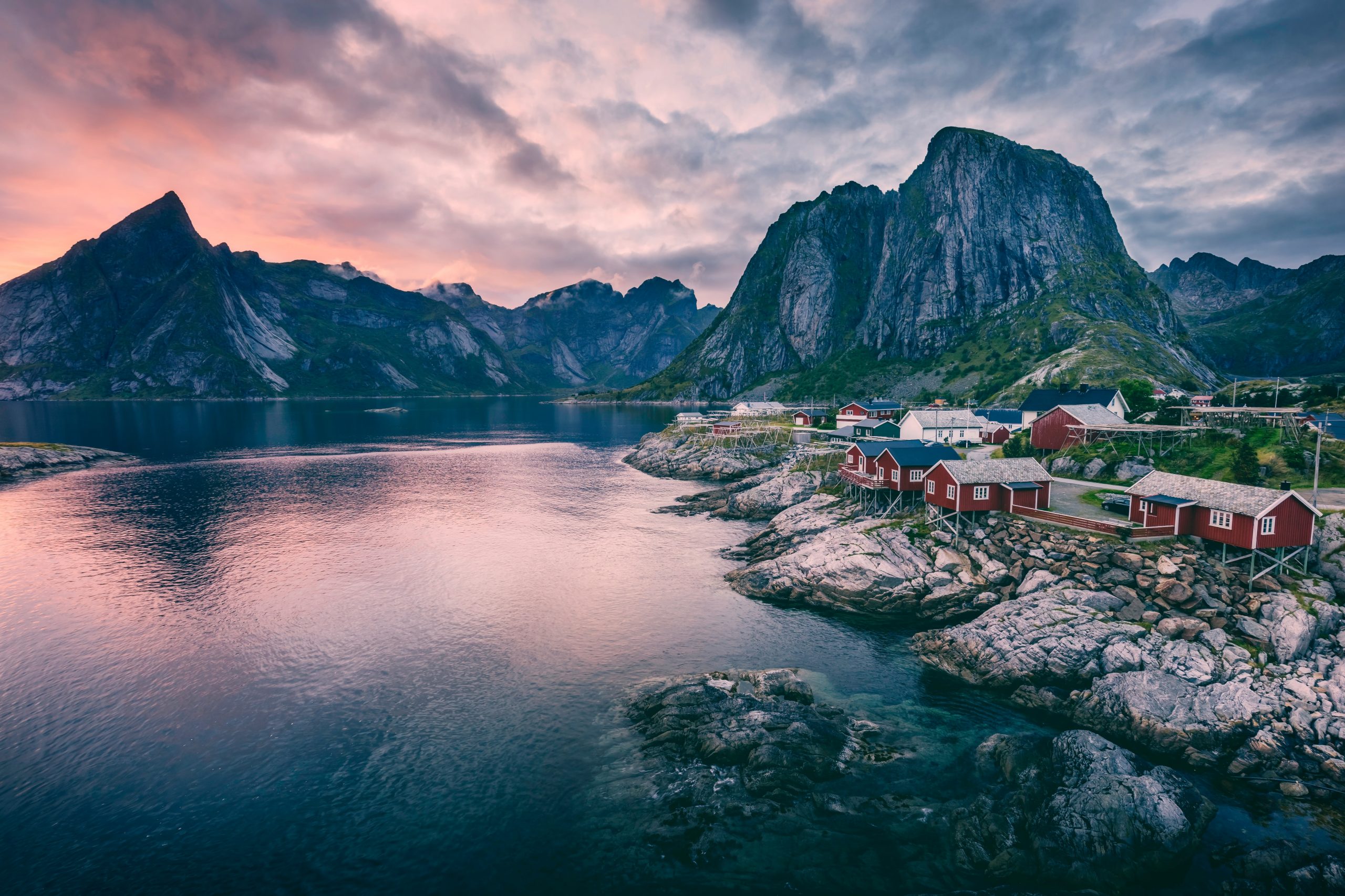 Solnedgång i norska kusten